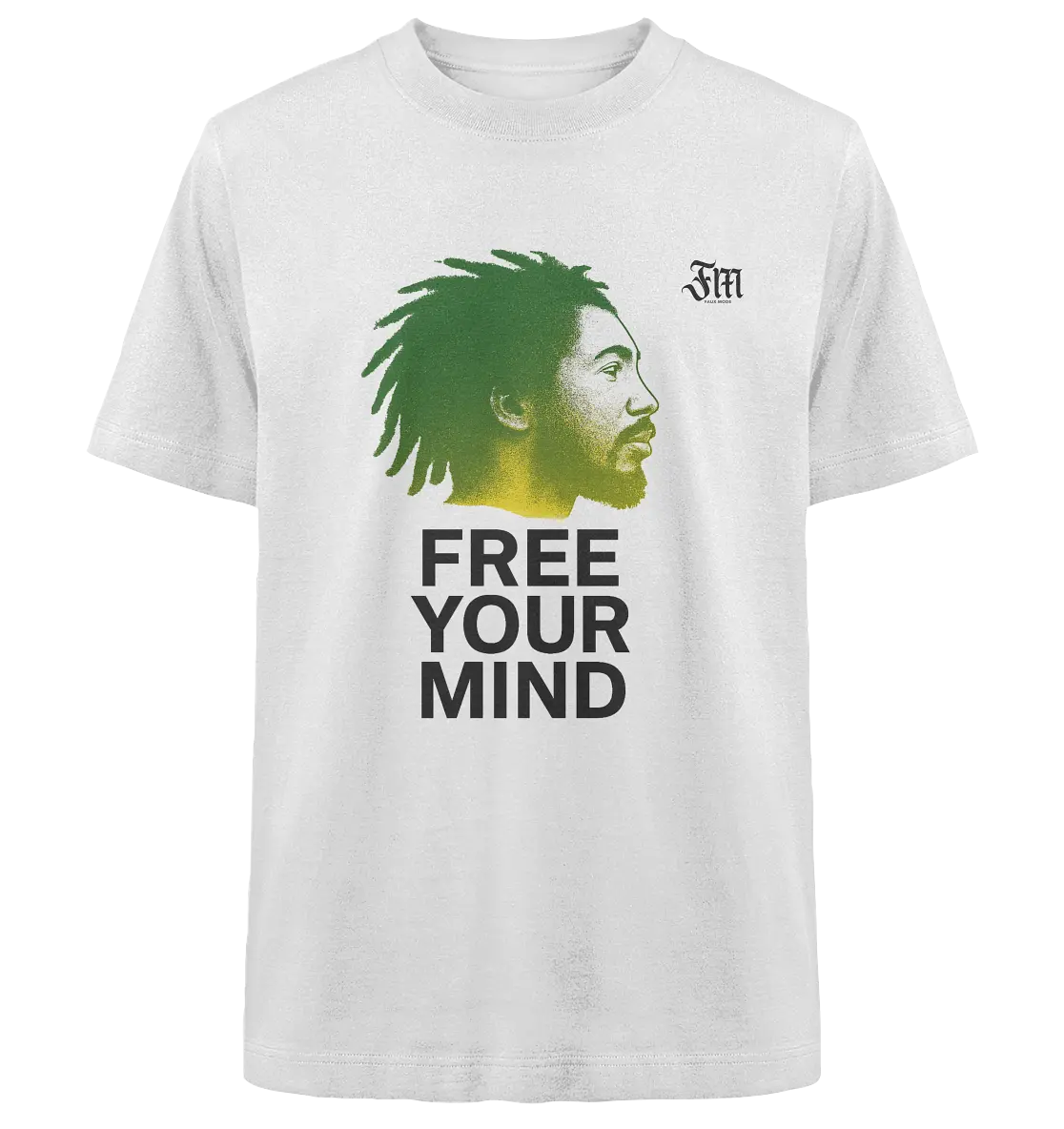 Weißes Oversize-T-Shirts mit einem urbanen Druckdesign. Auf der Vorderseite befindet sich das Porträt eines Mannes mit Dreadlocks in Schwarz-Grün-Gelb, darunter der kraftvolle Schriftzug „FREE YOUR MIND“ in Großbuchstaben. Links auf der Brust ist ein kleines Logo mit den Initialen „FM“ in schwarzer Frakturschrift platziert.