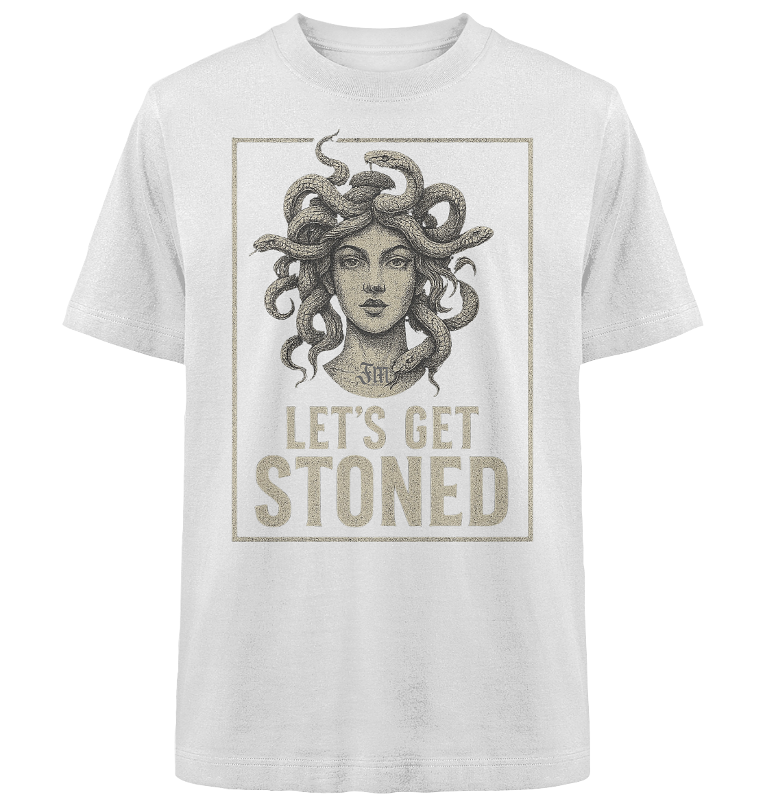 Weißes Heavy oversize T-Shirt von „Sag’s auf Stoff“ mit sandfarbenen Print einer Medusa mit Schlangenhaaren. Darunter Schriftzug "Let´s get stoned" in Großbuchstaben.