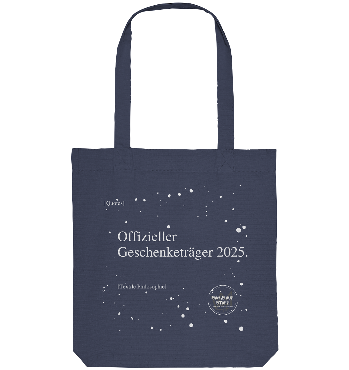 Blauer Jutebeutel von „Sag’s auf Stoff“ mit weißer Aufschrift "Offizieller Geschenketräger 2025.", Weißen Schneeflocken im Hintergrund und Logo "Sag´s auf Stoff". Perfekt als Geschenk.