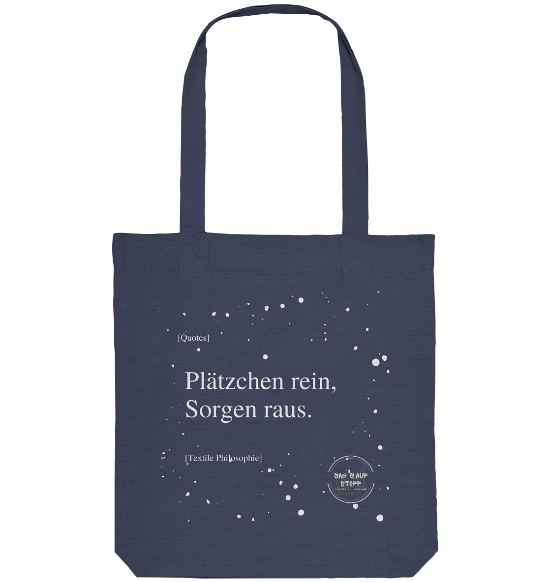 Blauer Jutebeutel von „Sag’s auf Stoff“ mit weißer Aufschrift "Plätzchen rein, Sorgen raus.", Weißen Schneeflocken im Hintergrund und Logo "Sag´s auf Stoff". Perfekt als Geschenk.