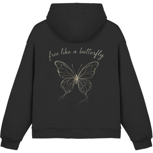 Schwarzer fluffy boxcut hoodie von „Sag’s auf Stoff“. Auf dem Rücken ein Schmetterlingsprint, darüber der Spruch „free like a butterfly“
