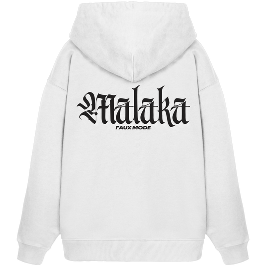 weißer oversize Hoodie von „Sag’s auf Stoff“. Auf dem Rücken schwarze Aufschrift "Malaka". Darunter klein "FAUX MODE"