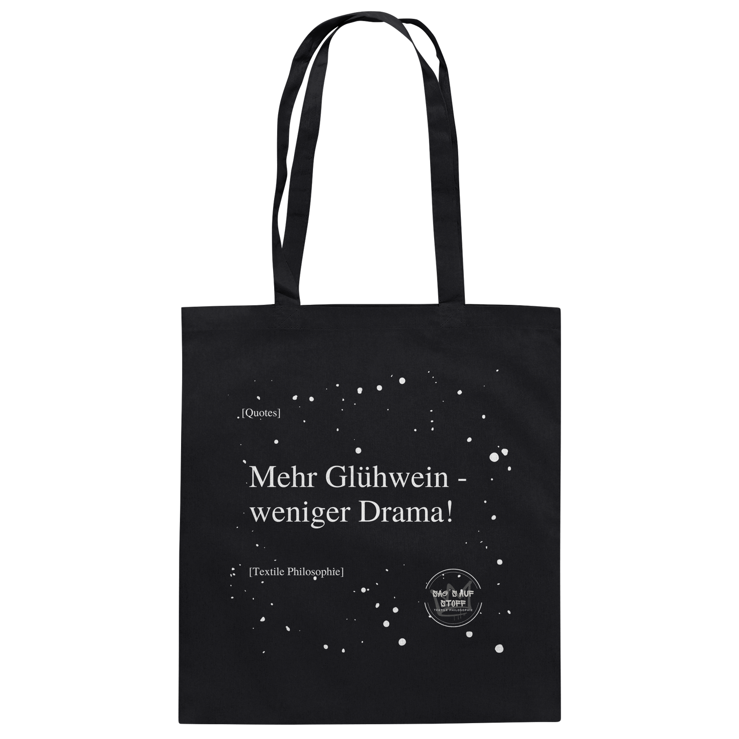 Schwarzer Jutebeutel von „Sag’s auf Stoff“ mit weißer Aufschrift "Mehr Glühwein, weniger Drama.", Weißen Schneeflocken im Hintergrund und Logo "Sag´s auf Stoff". Perfekt als Geschenk.