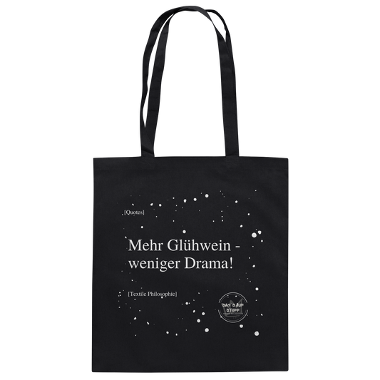 Schwarzer Jutebeutel von „Sag’s auf Stoff“ mit weißer Aufschrift "Mehr Glühwein, weniger Drama.", Weißen Schneeflocken im Hintergrund und Logo "Sag´s auf Stoff". Perfekt als Geschenk.