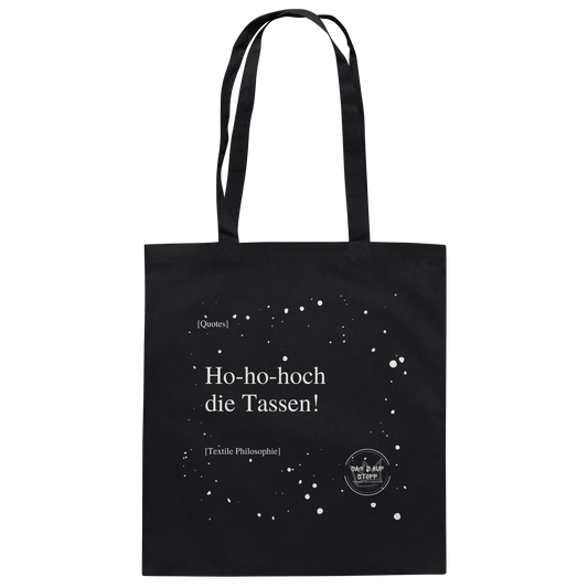 Schwarzer Jutebeutel von „Sag’s auf Stoff“ mit weißer Aufschrift "Ho-ho-hoch die Tassen!", Weißen Schneeflocken im Hintergrund und Logo "Sag´s auf Stoff". Perfekt als Geschenk.