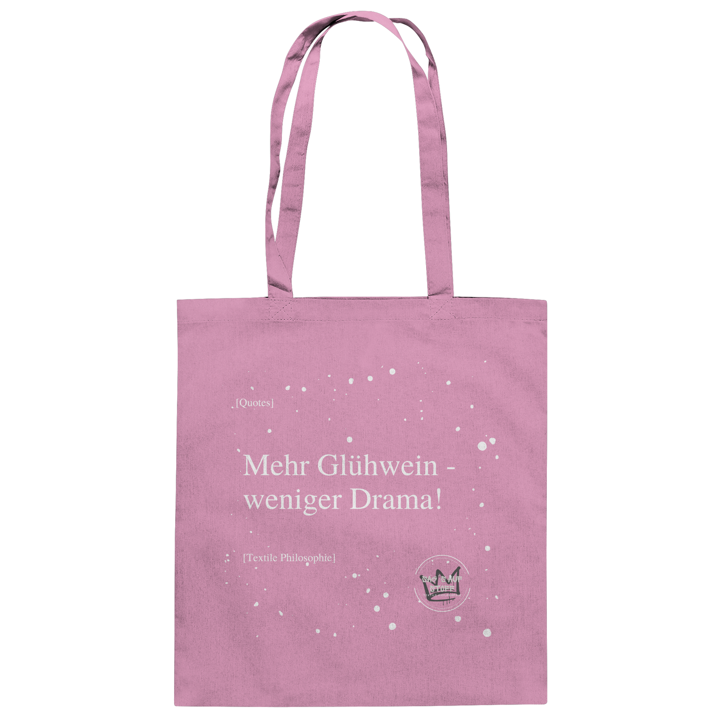 Pinker Jutebeutel von „Sag’s auf Stoff“ mit weißer Aufschrift "Mehr Glühwein, weniger Drama.", Weißen Schneeflocken im Hintergrund und Logo "Sag´s auf Stoff". Perfekt als Geschenk.
