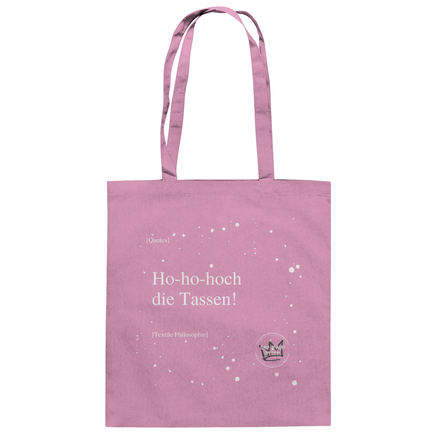 Pinker Jutebeutel von „Sag’s auf Stoff“ mit weißer Aufschrift "Ho-ho-hoch die Tassen!", Weißen Schneeflocken im Hintergrund und Logo "Sag´s auf Stoff". Perfekt als Geschenk.