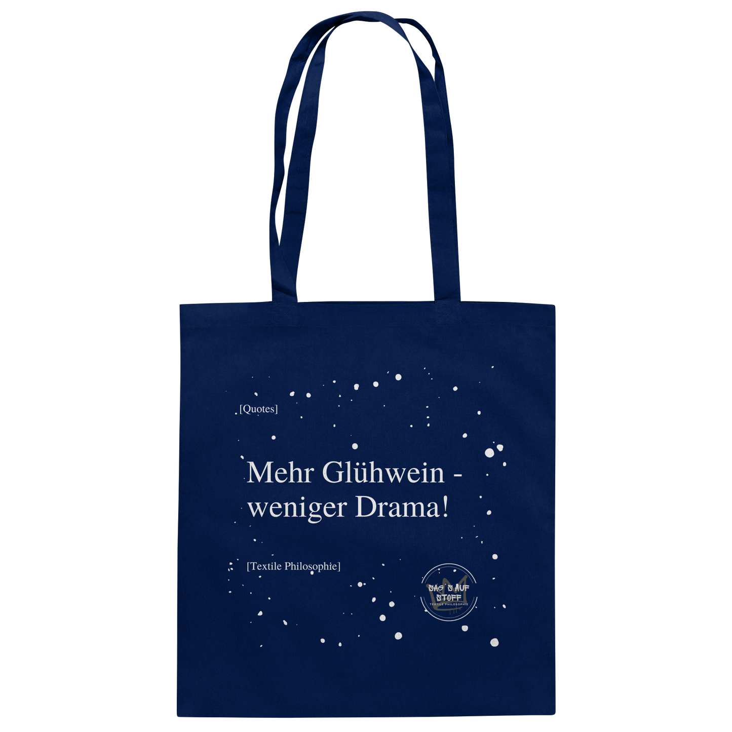 Blauer Jutebeutel von „Sag’s auf Stoff“ mit weißer Aufschrift "Mehr Glühwein, weniger Drama.", Weißen Schneeflocken im Hintergrund und Logo "Sag´s auf Stoff". Perfekt als Geschenk.
