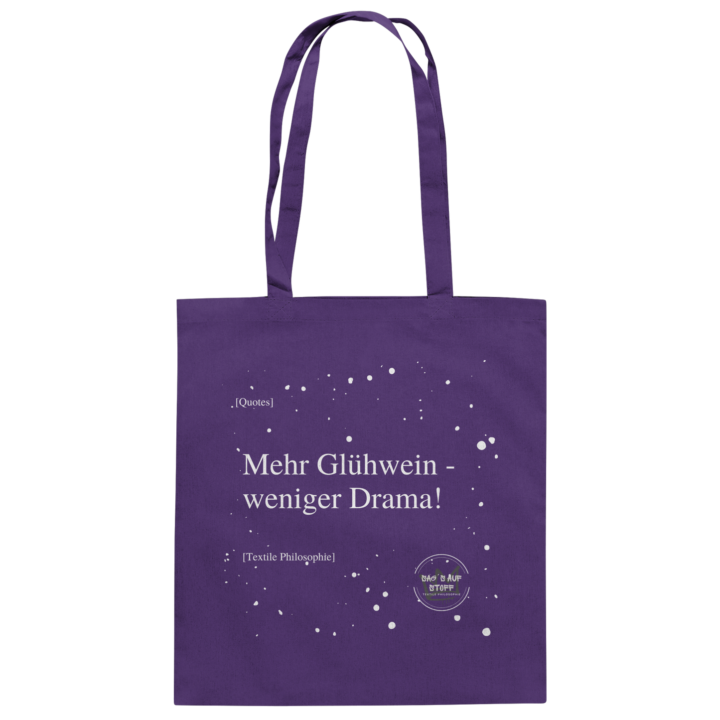 Lila Jutebeutel von „Sag’s auf Stoff“ mit weißer Aufschrift "Mehr Glühwein, weniger Drama.", Weißen Schneeflocken im Hintergrund und Logo "Sag´s auf Stoff". Perfekt als Geschenk.