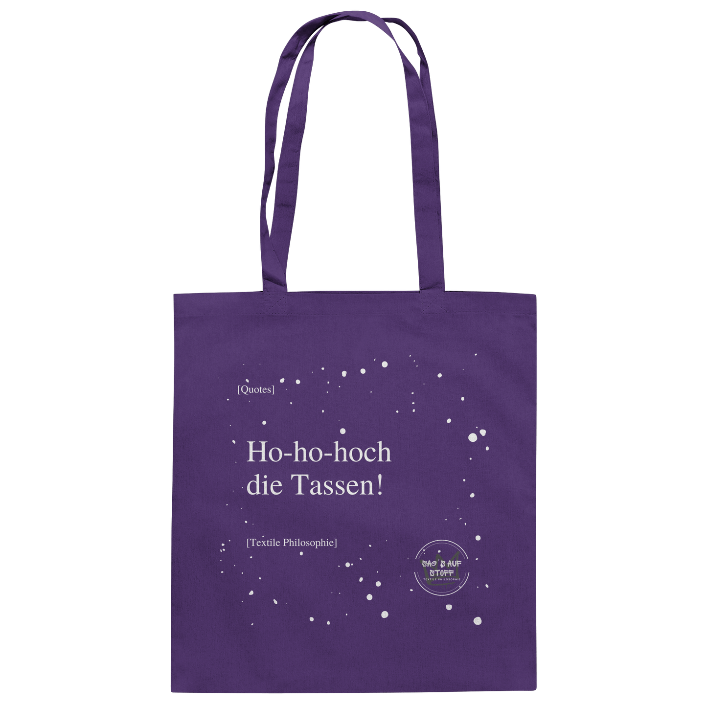 Lila Jutebeutel von „Sag’s auf Stoff“ mit weißer Aufschrift "Ho-ho-hoch die Tassen!", Weißen Schneeflocken im Hintergrund und Logo "Sag´s auf Stoff". Perfekt als Geschenk.