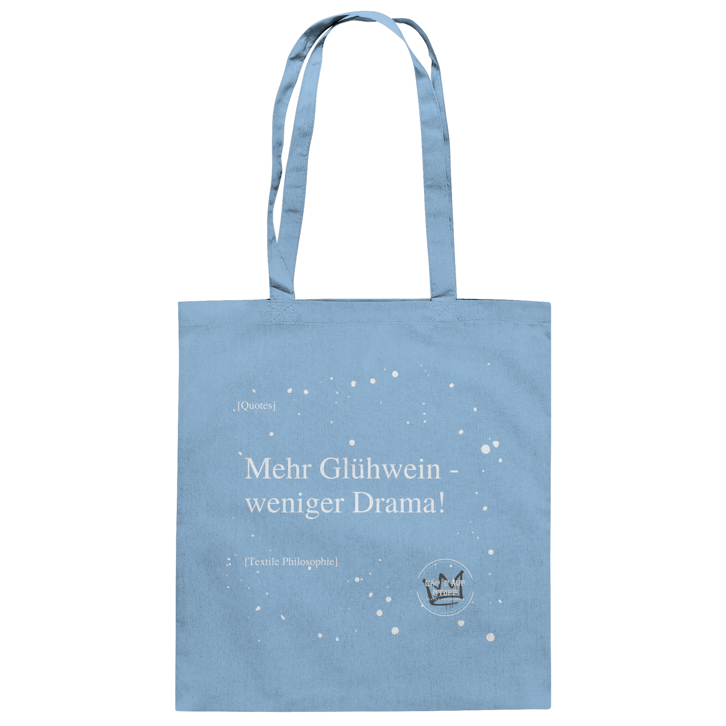 Hellblauer Jutebeutel von „Sag’s auf Stoff“ mit weißer Aufschrift "Mehr Glühwein, weniger Drama.", Weißen Schneeflocken im Hintergrund und Logo "Sag´s auf Stoff". Perfekt als Geschenk.