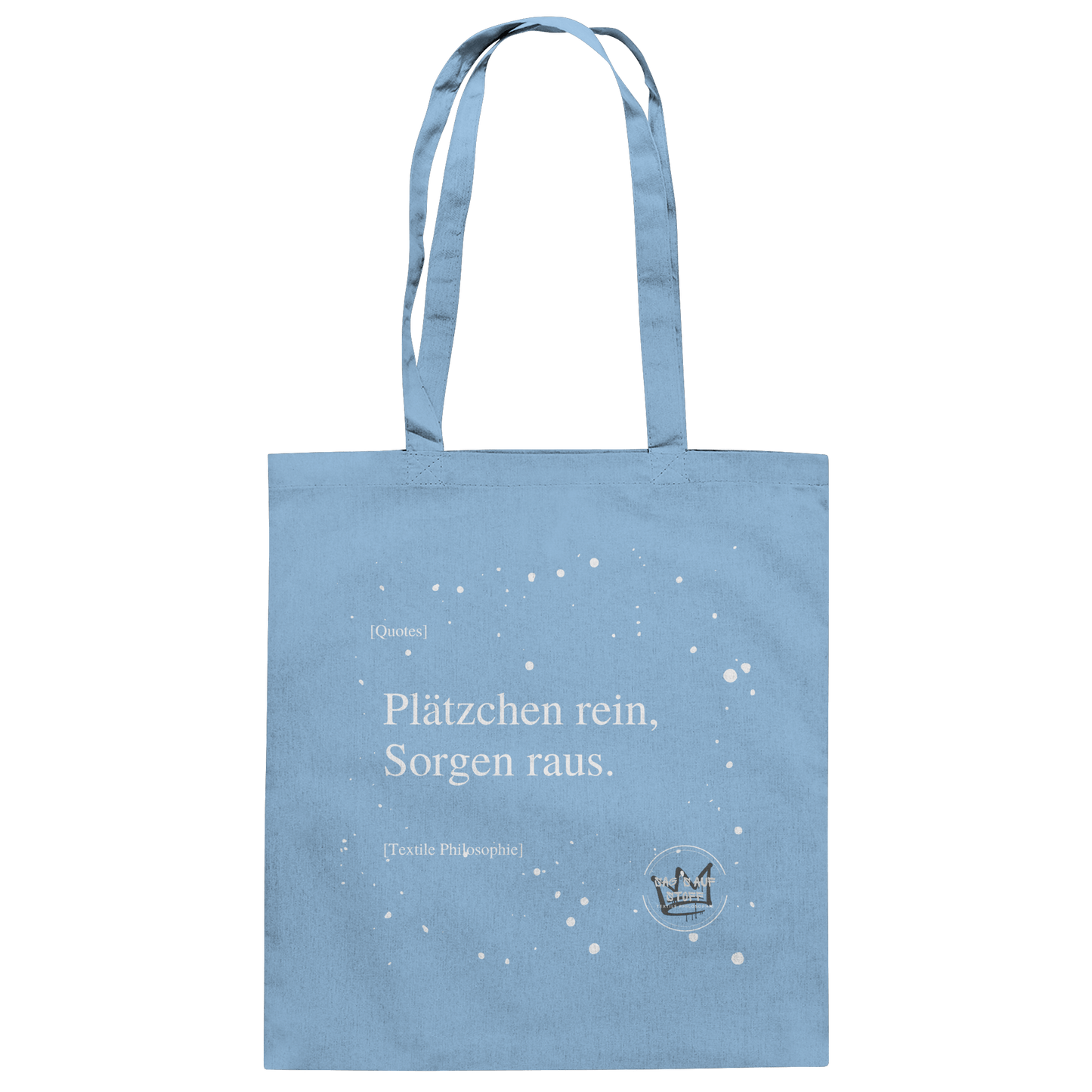 Hellblauer Jutebeutel von „Sag’s auf Stoff“ mit weißer Aufschrift "Plätzchen rein, Sorgen raus.", Weißen Schneeflocken im Hintergrund und Logo "Sag´s auf Stoff". Perfekt als Geschenk.