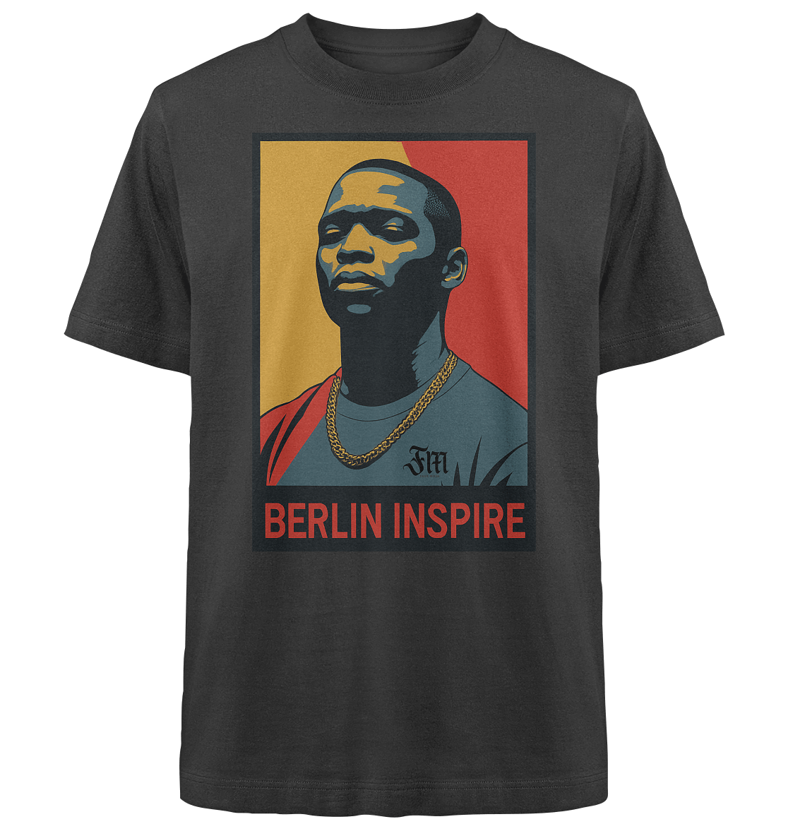 Schwarzes T-Shirt mit farbenstarkem Pop-Art-Motiv eines Mannes mit Kette, im Berlin-Stil und dem Slogan „BERLIN INSPIRE“