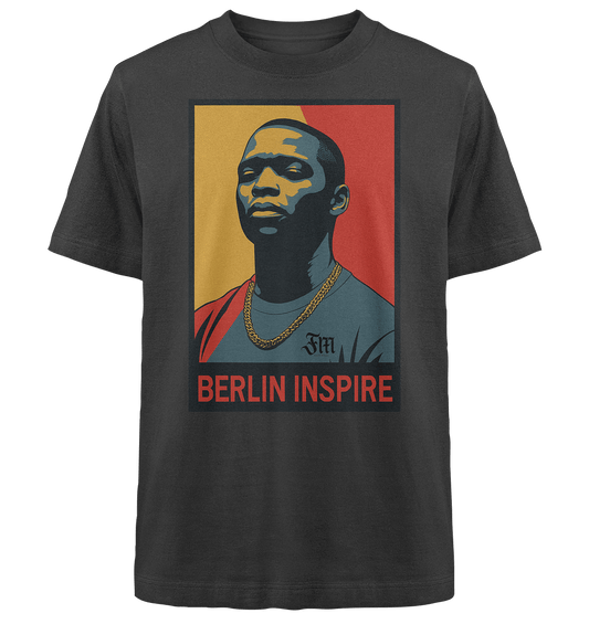 Schwarzes T-Shirt mit farbenstarkem Pop-Art-Motiv eines Mannes mit Kette, im Berlin-Stil und dem Slogan „BERLIN INSPIRE“