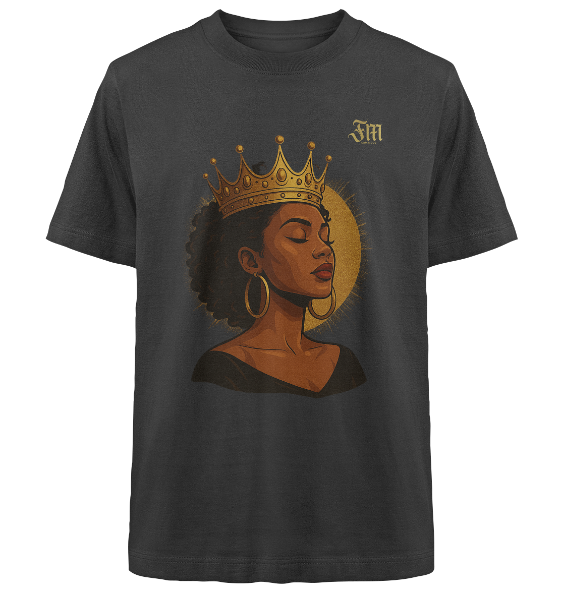 Schwarzes heavy oversized Shirt von „Sag’s auf Stoff“ mit kunstvollem Porträt einer afroamerikanischen Frau mit goldener Krone und großen Ohrringen, veredelt mit goldener Sonne im Hintergrund. Auf der Brust ein kleines Logo vom Label „FM“ faux mode