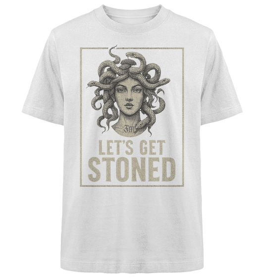 Weißes T-Shirt mit sandfarbenen Print einer Medusa mit Schlangenhaaren. Darunter Schriftzug "Let´s get stoned" in Gr0ßbuchstaben. 