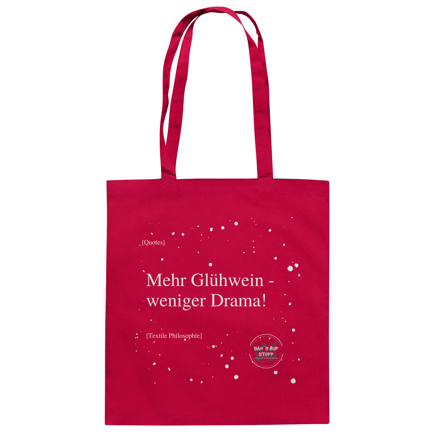 Roter Jutebeutel von „Sag’s auf Stoff“ mit weißer Aufschrift "Mehr Glühwein, weniger Drama.", Weißen Schneeflocken im Hintergrund und Logo "Sag´s auf Stoff". Perfekt als Geschenk.