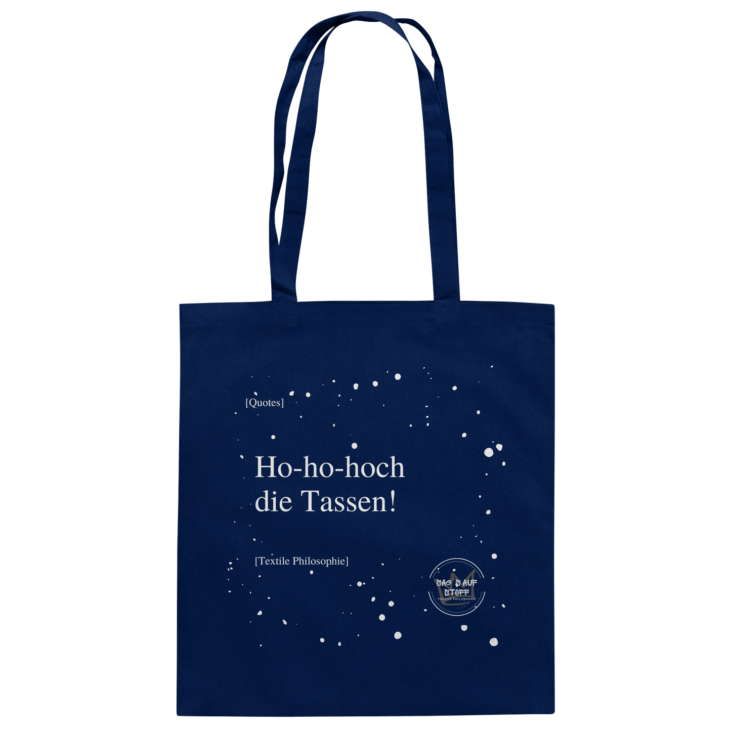 Blauer Jutebeutel von „Sag’s auf Stoff“ mit weißer Aufschrift "Ho-ho-hoch die Tassen!", Weißen Schneeflocken im Hintergrund und Logo "Sag´s auf Stoff". Perfekt als Geschenk.
