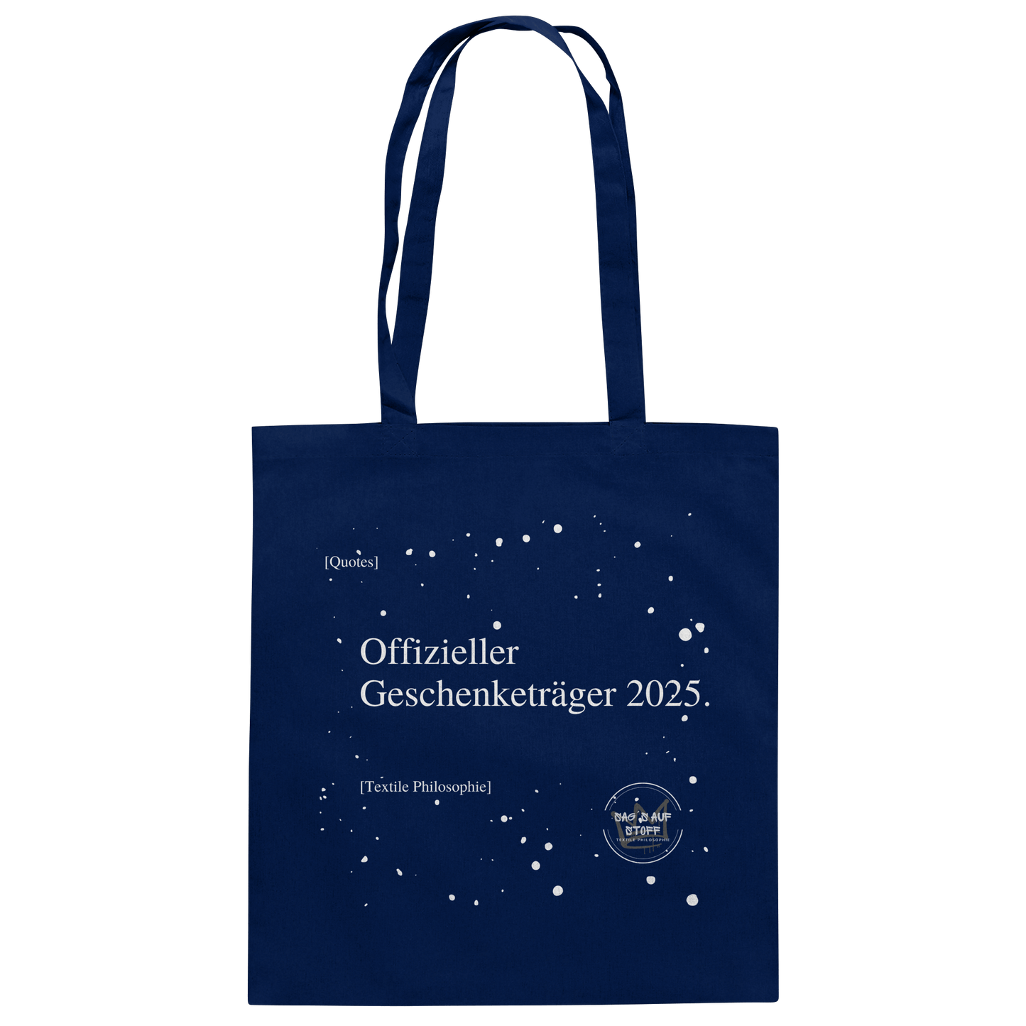 Blauer Jutebeutel von „Sag’s auf Stoff“ mit weißer Aufschrift "Offizieller Geschenketräger 2025.", Weißen Schneeflocken im Hintergrund und Logo "Sag´s auf Stoff". Perfekt als Geschenk.