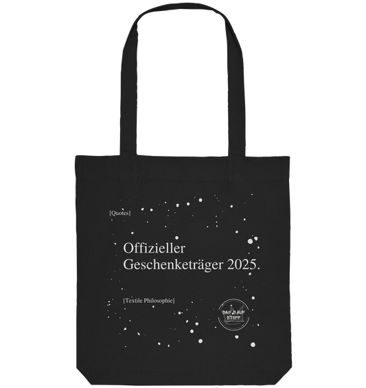 Schwarzer Jutebeutel von „Sag’s auf Stoff“ mit weißer Aufschrift "Offizieller Geschenketräger 2025.", Weißen Schneeflocken im Hintergrund und Logo "Sag´s auf Stoff". Perfekt als Geschenk.