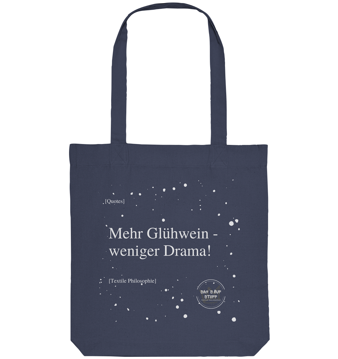 Blauer Jutebeutel mit weißer Aufschrift "Mehr Glühwein - weniger Drama!", im Hintergrund Schneeflocken und Logo "Sag´s auf Stoff"