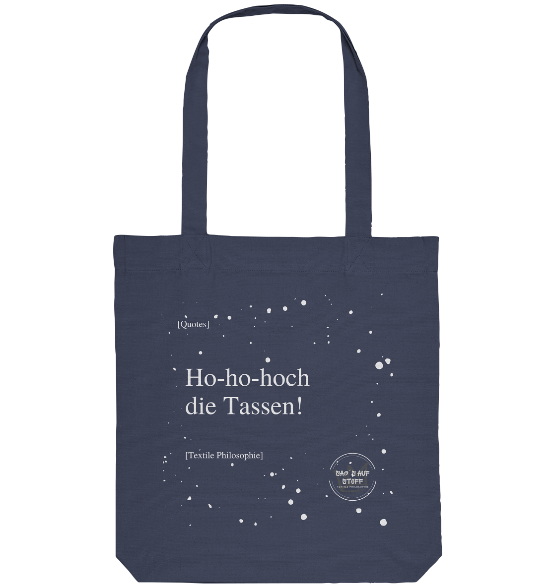 Blauer Jutebeutel von „Sag’s auf Stoff“ mit weißer Aufschrift "Ho-ho-hoch die Tassen!", Weißen Schneeflocken im Hintergrund und Logo "Sag´s auf Stoff". Perfekt als Geschenk.