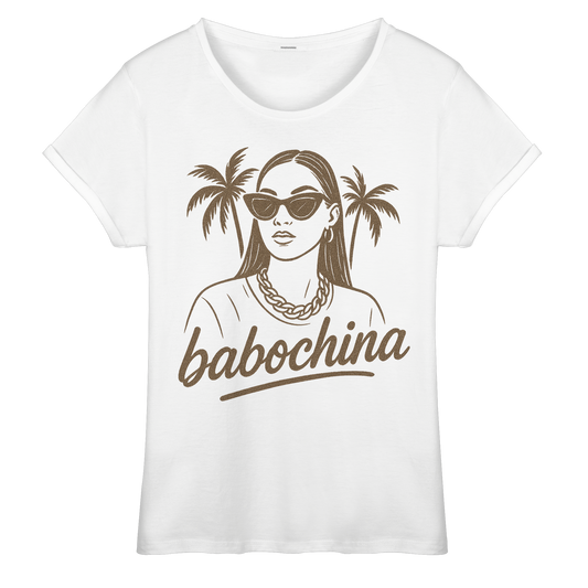 Weißes womens-roll-up t-shirt von „Sag’s auf Stoff“ mit frontprint. Zu sehen ist eine Frau mit Sonnenbrille vor Palmen, darunter steht „babochina“