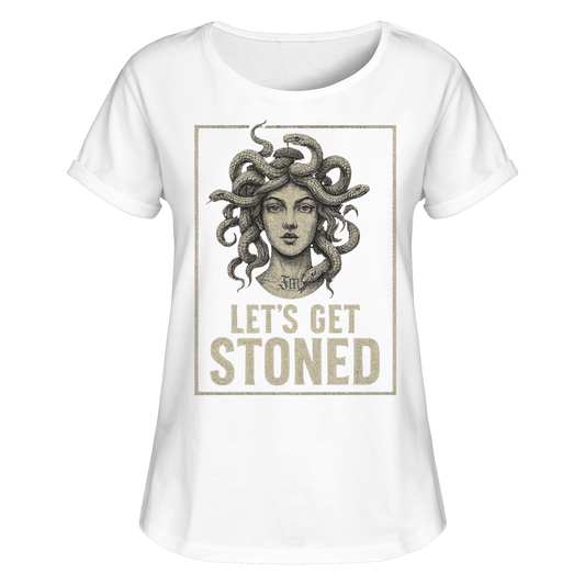 Weißes T-Shirt mit sandfarbenen Print einer Medusa mit Schlangenhaaren. Darunter Schriftzug "Let´s get stoned" in Gr0ßbuchstaben. 