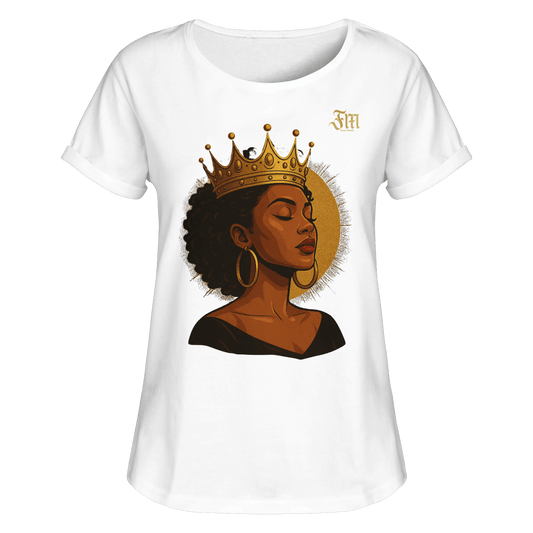 Weißes Womens Roll-Up T-Shirt mit kunstvollem Porträt einer afroamerikanischen Frau mit goldener Krone und großen Ohrringen, veredelt mit goldener Sonne im Hintergrund. Auf der Brust ein kleines Logo vom Label „FM“ faux mode