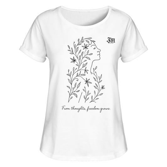 Weißes Damen-T-Shirt mit einem filigranen, floralen Line-Art-Motiv auf der Vorderseite. Das Design zeigt das seitliche Profil eines weiblichen Gesichts, aus dem feine Pflanzen und Blumen wachsen. Unter dem Motiv steht in eleganter Schreibschrift der Spruch: „From thoughts, freedom grows.“ Auf der linken Brust ist dezent das Monogramm „FM“ in schwarzer Frakturschrift platziert.